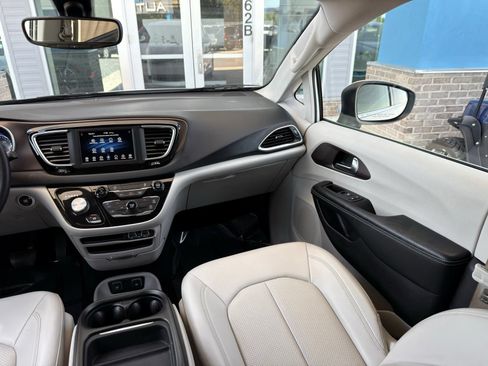 Used 2021 Chrysler Voyager Lxi FWD image 28