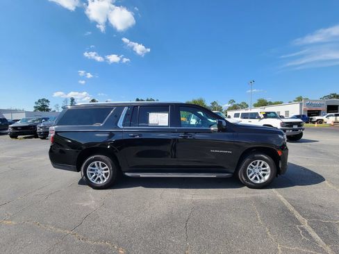 Used 2024 Chevrolet Suburban LT RWD image 6