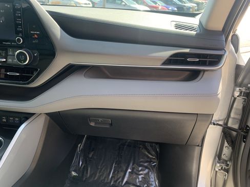 Used 2022 Toyota Highlander XLE image 26