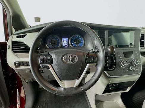 Used 2017 Toyota Sienna XLE image 11