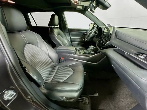 Certified 2025 Toyota Highlander XSE image 28