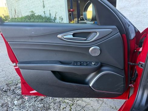 Used 2022 Alfa Romeo Giulia Veloce image 10