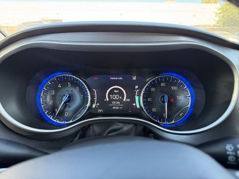 Used 2024 Chrysler Pacifica Touring-L image 18