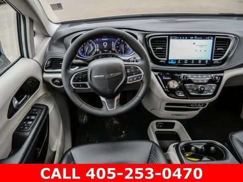 Used 2024 Chrysler Pacifica Touring-L AWD/4WD image 26