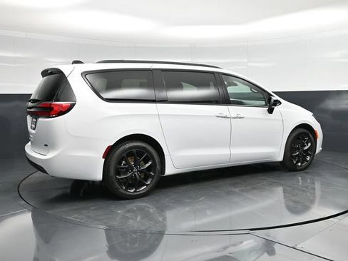 New 2026 Chrysler Pacifica Select w/ S Appearance Package AWD/4WD image 2