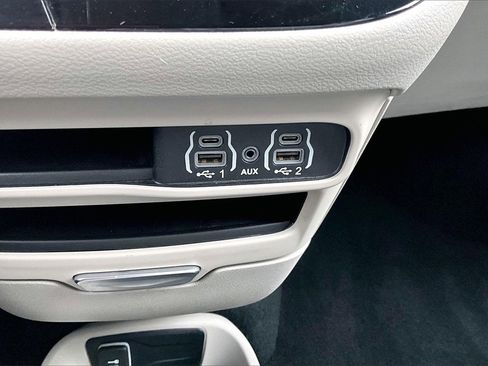 Used 2023 Chrysler Pacifica Touring-L image 32