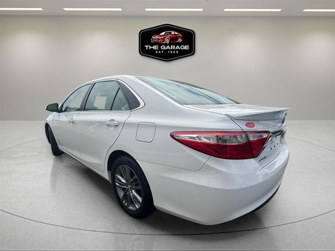 Used 2016 Toyota Camry SE w/ Moonroof Package FWD image 3