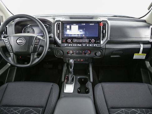 Used 2025 Nissan Frontier SV image 14