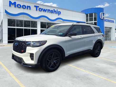Used 2025 Ford Explorer ST AWD/4WD image 3
