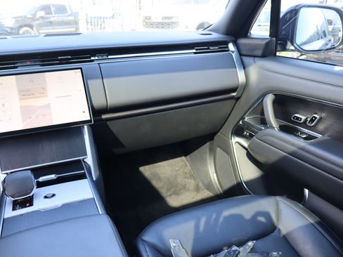 Used 2024 Land Rover Range Rover SE image 13
