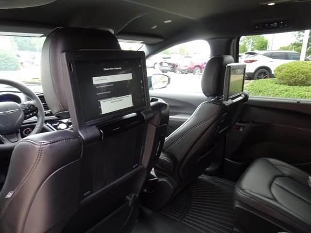 Used 2024 Chrysler Pacifica Limited w/ Uconnect Theater Family Group FWD image 15
