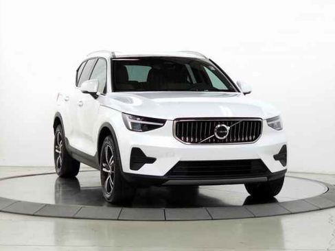 Used 2025 Volvo XC40 B5 Core image 1