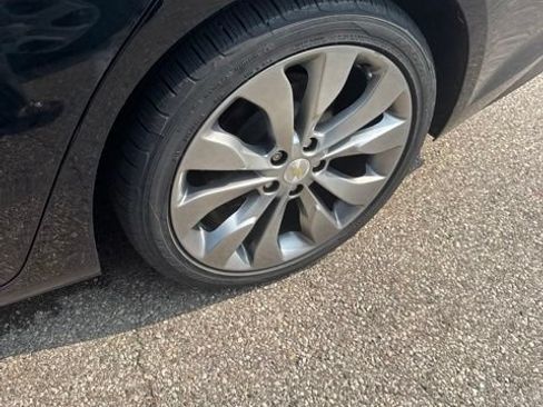 Used 2017 Chevrolet Malibu Premier w/ Premier Sun and Wheel Package FWD image 4