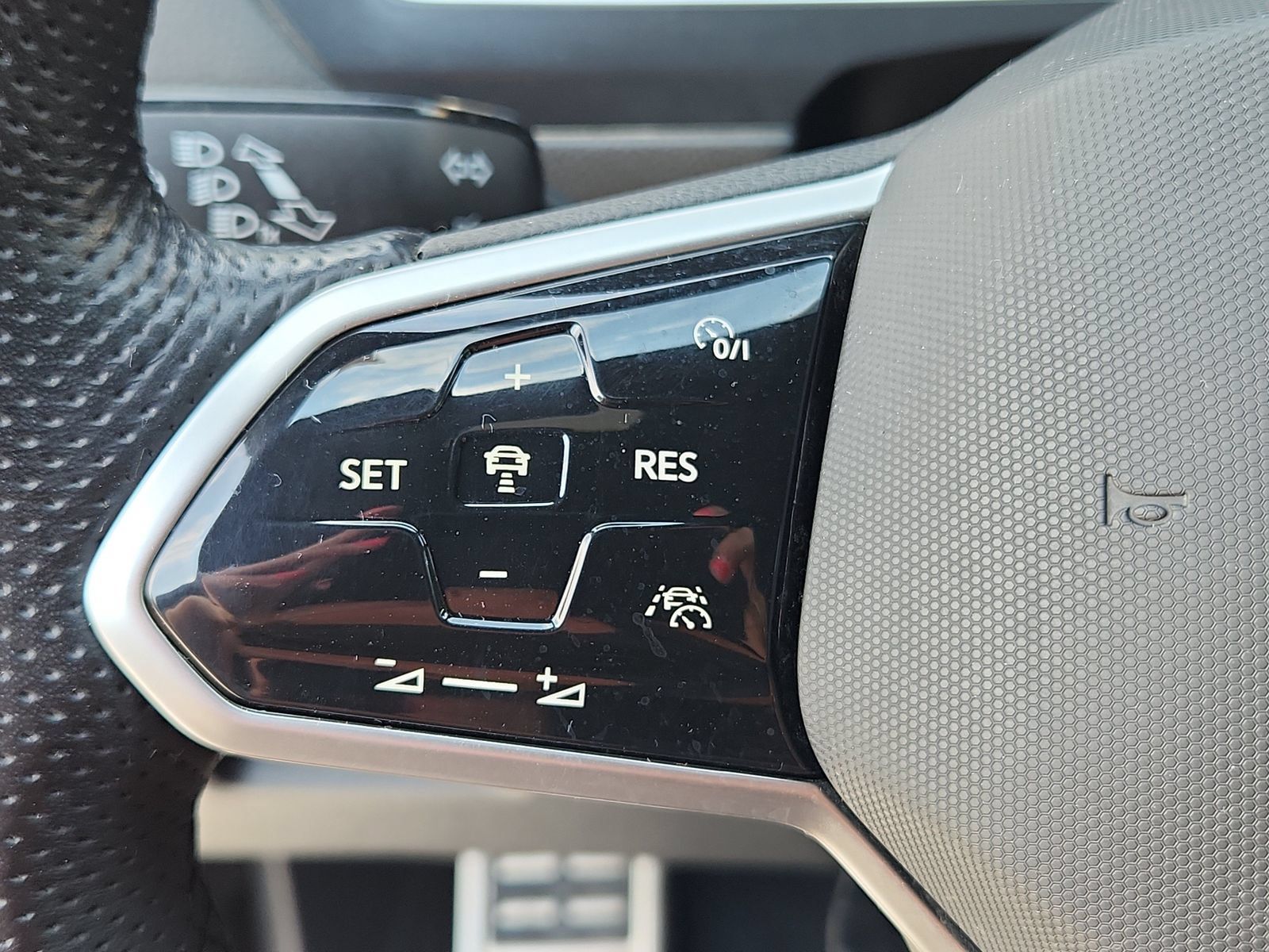 Used 2023 Volkswagen Tiguan SEL R-Line AWD/4WD image 18