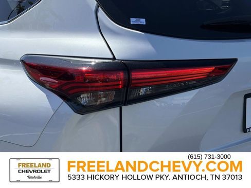 Used 2023 Toyota Highlander XLE FWD image 12