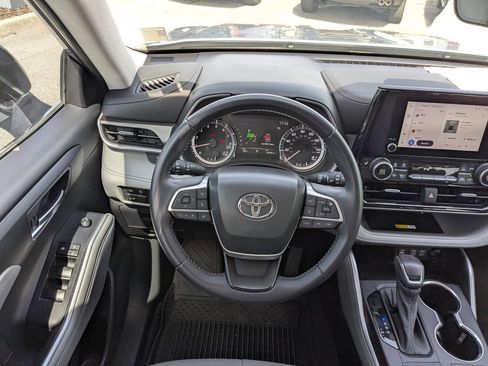 Used 2023 Toyota Highlander XLE image 15
