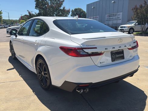 Used 2025 Toyota Camry SE FWD image 5