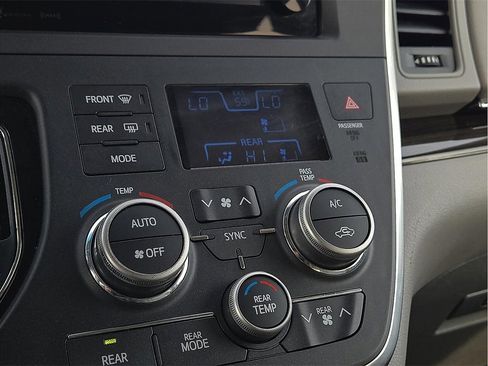 Used 2016 Toyota Sienna XLE image 15