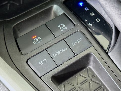 Used 2025 Toyota RAV4 XLE FWD image 25