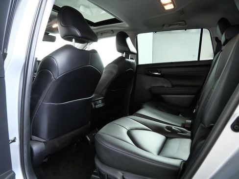 Used 2020 Toyota Highlander XLE AWD/4WD image 14