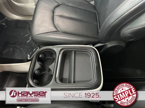 Used 2020 Chrysler Pacifica Touring-L FWD image 31