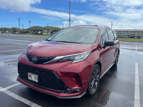Used 2022 Toyota Sienna XSE image 3