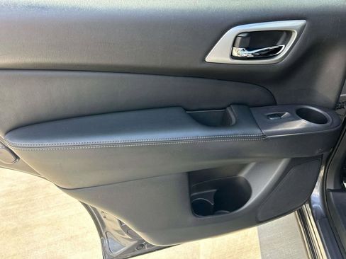 Used 2017 Nissan Pathfinder Platinum w/ Family Entertainment Package FWD image 19