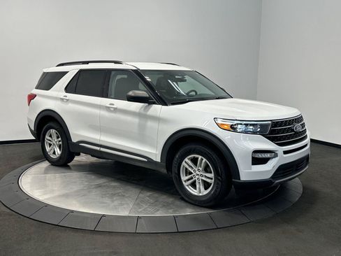 Used 2021 Ford Explorer XLT w/ Equipment Group 202A AWD/4WD image 2