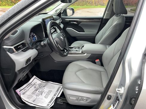 Used 2022 Toyota Highlander Limited image 9