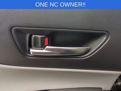 Used 2022 Toyota Venza LE image 32