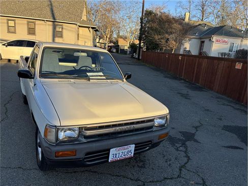 Used 1989 Toyota Pickup Deluxe image 2