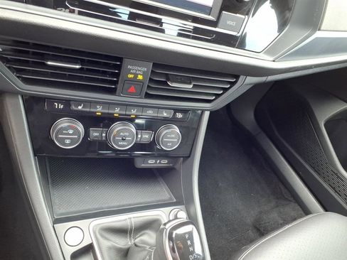 Used 2024 Volkswagen Jetta SE image 12