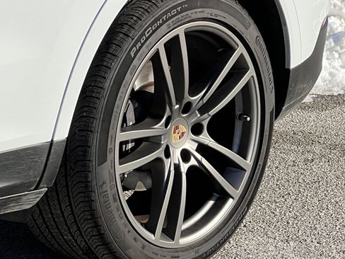 Certified 2022 Porsche Cayenne Platinum Edition image 11