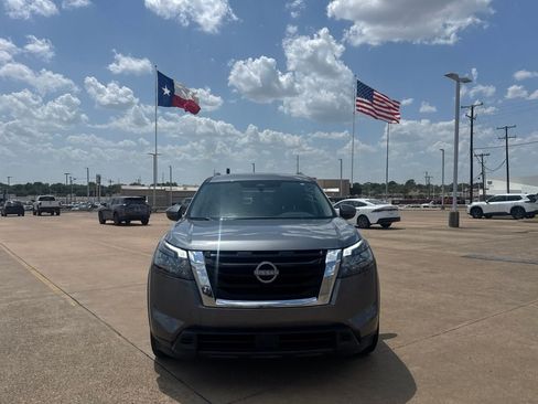 Used 2025 Nissan Pathfinder SV FWD image 4