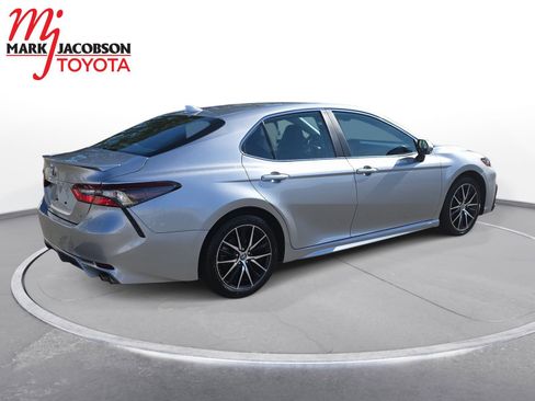 Used 2024 Toyota Camry SE image 9