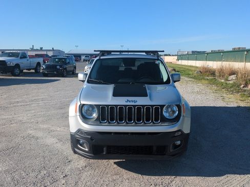 Used 2015 Jeep Renegade Latitude FWD image 3