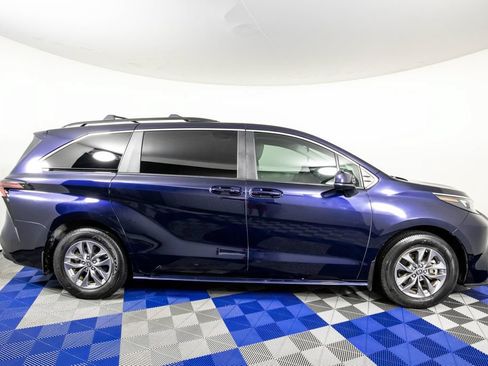 Used 2024 Toyota Sienna LE FWD image 4