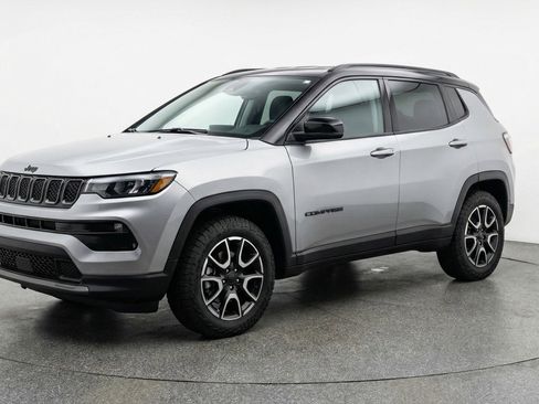 Used 2025 Jeep Compass Trailhawk AWD/4WD image 3
