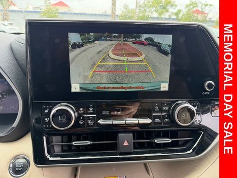 Used 2023 Toyota Highlander Limited FWD image 32