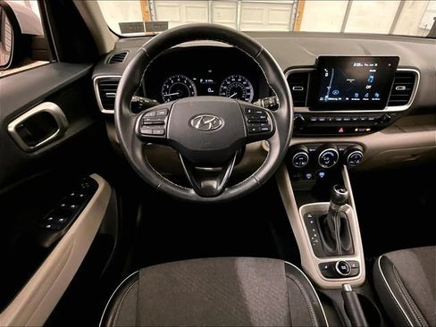 Used 2020 Hyundai Venue FWD image 5