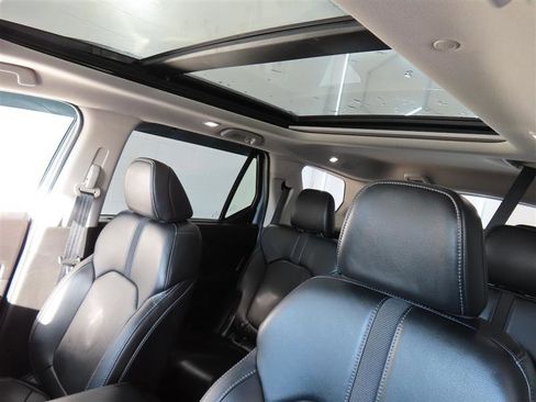 Used 2025 Honda Pilot Touring image 17
