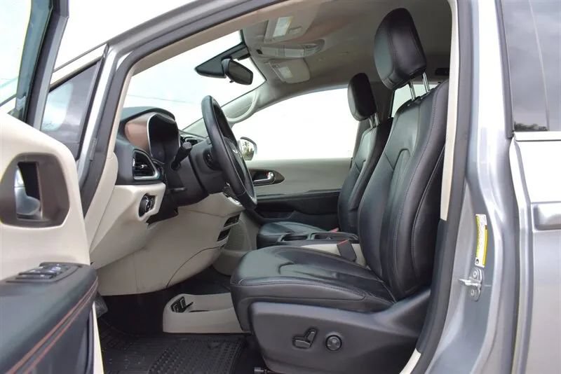 Used 2018 Chrysler Pacifica Touring-L FWD image 10