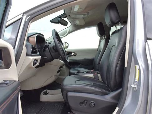 Used 2018 Chrysler Pacifica Touring-L FWD image 10