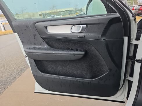 Used 2020 Volvo XC40 T5 Momentum w/ Protection Package Premier image 20