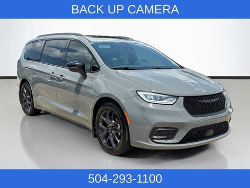 Used 2023 Chrysler Pacifica Limited w/ S Appearance Package FWD image 4