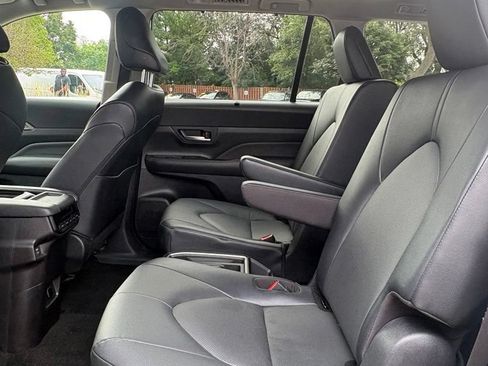 Used 2025 Toyota Grand Highlander AWD image 16