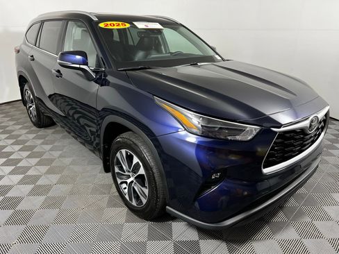Certified 2025 Toyota Highlander XLE image 3