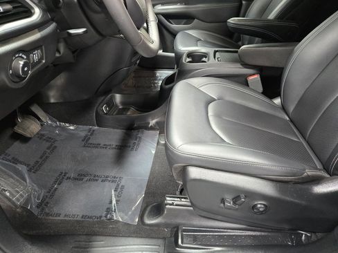 Used 2024 Chrysler Pacifica Touring-L w/ S Appearance Package AWD/4WD image 10