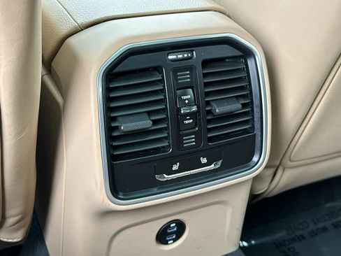 Certified 2025 Porsche Macan image 14