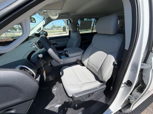 New 2026 Ford Expedition Active image 7